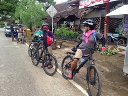 Naik Sepeda Sampai ke Tapal Batas Indonesia