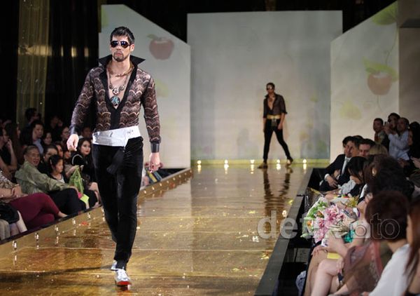 Tren Busana Transparan Ala Adjie Notonegoro