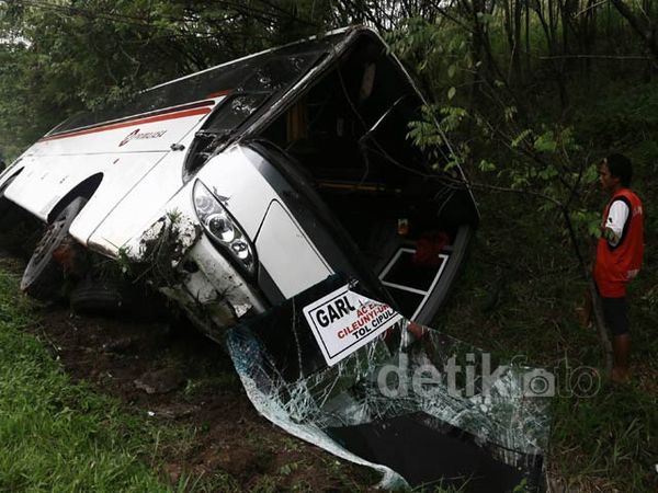 Bus Prima Jasa Tabrak 4 Mobil
