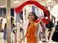 Sri Ledhek Selendang Merah Keliling Mall