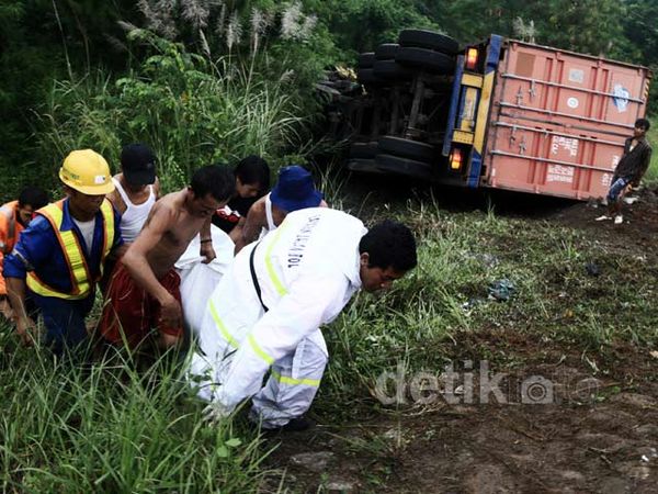 2 Pekerja Tewas Diseruduk Truk Trailer