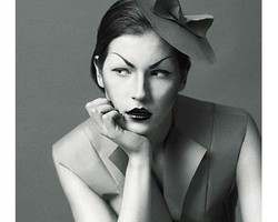 Unik, Replika Gaun Dior Ini Terbuat dari Kertas!