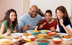 Sering-seringlah Makan Malam Bersama Keluarga Agar Lebih Bahagia