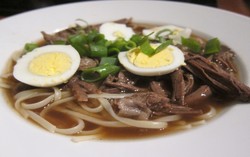 Slruup! Hangatnya Yak-Ka-Mein Jadi Obat Mabuk yang Ampuh