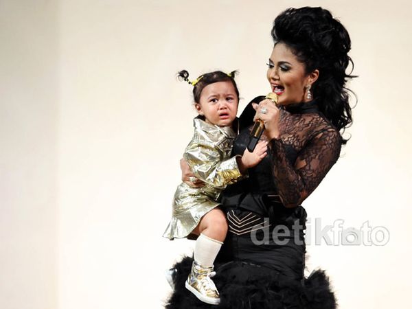 Diajak Nyanyi oleh KD, Amora Nangis