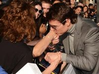 Sweet... Tom Cruise Cium Tangan Penggemarnya