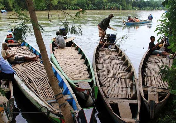 Banjir, Warga Baureno Beraktivitas dengan Perahu