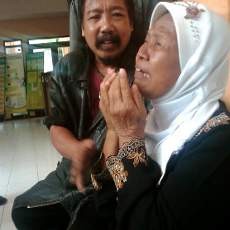 Takut Dipenjara, Nenek Artija Histeris Sebelum Jalani Sidang