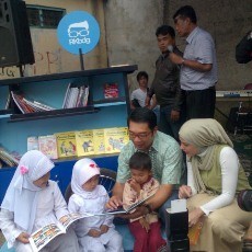 Ridwan Kamil Beri Gerobak Baca Bagi Warga Babakan Ciparay