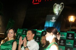     Masyarakat umum berkesempatan untuk melihat langsung dan berfoto bersama piala bergengsi ini pada Sabtu-Minggu, 13-14 April, di Mal Gandaria City. Dalam showcase tersebut juga akan dihadirkan Fredrik Ljungberg dan Steve McManaman sebagai bintang tamu. (dok. Heineken)