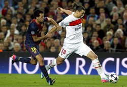 Zlatan Ibrahimovic berusaha menerobos pertahanan Barcelona. Reuters/Albert Gea.