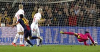 Pedro Rodriguez membobol gawang PSG di menit 71. Reuters/Albert Gea.