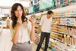 Sering Merasa Diperhatikan Orang Lain Saat di Tempat Umum? Ini Sebabnya