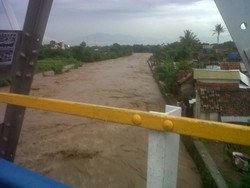 Diterjang Banjir Bandang, Pasutri di Garut Hanyut