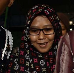 Berkerudung LV, Istri Luthfi Hasan Bungkam Usai Diperiksa KPK