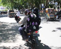 Uji Coba Kelar, Larangan Perempuan Ngangkang Kini Dipertegas dengan Razia