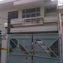 Bau Amis dan Bercak Darah Masih Terlihat di Kediaman Linda Warow