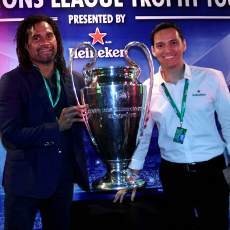 Foto Bareng Trofi Liga Champions, Yuk