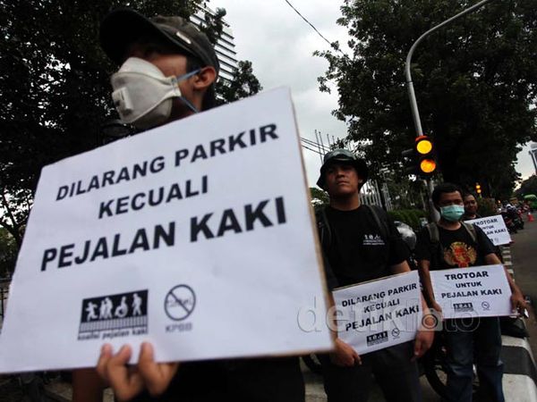 Koalisi Pejalan Kaki Mematung di Balai Kota Jakarta