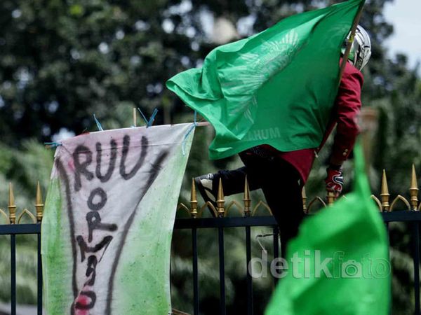 2 Mahasiswa Uhamka Tembus Pagar DPR