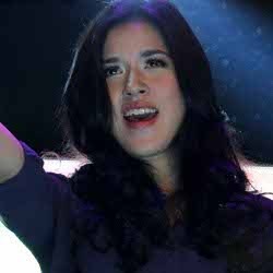 Konser di Surabaya, Raisa Sukses Bikin Galau
