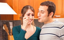 Agar Kencan Makan Malam di Rumah Sukses, Ikuti Tips Ini!