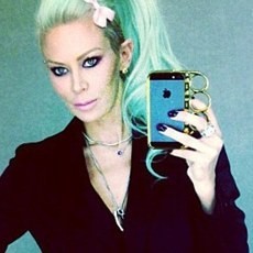 Bintang Porno Aniaya Asisten Pakai iPhone