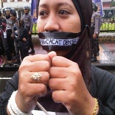 Aktivis Tolak RUU Ormas Demo di Tengah Guyuran Hujan