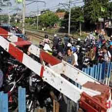 Polda Jatim Sosialisasikan Tilang Serobot Perlintasan KA