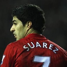 Carragher Yakin Suarez Akan Tetap di Liverpool Musim Depan