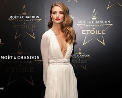 Yang Diminum Rosie Huntington-Whiteley Tiap Hari Agar Selalu Seksi