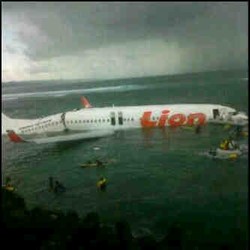 Lion Air Jatuh ke Laut di Bali Jadi Tontonan Warga
