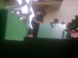 Naik Tangga & Cuci Muka, Ahok Cek Penampungan Air Hujan