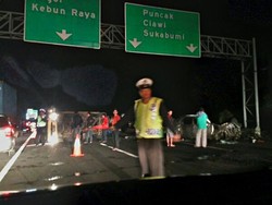 Kecelakaan Truk, Mercy dan Pikap di Tol Jagorawi