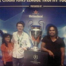 Ratusan Fans Berebut Foto Bareng Trofi Liga Champions