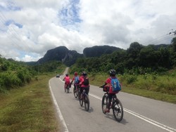 Peserta Women Across Borneo Tiba di Kuching, Malaysia