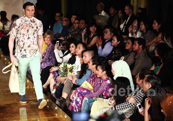 Busana Bergaya Italia Ivan Gunawan