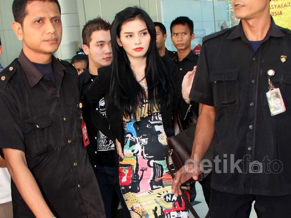 DJ Verny Pegangi Perut Hamilnya