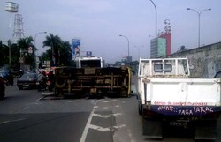 Truk Muatan Kayu Terbalik, Tol Cipularang Arah Jakarta Macet 4 KM
