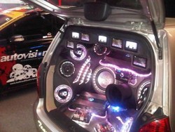 Mobil MPV dengan 75 LCD