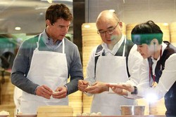 Tom Cruise Belajar Bikin Xiao Lung Bao di Taipeh