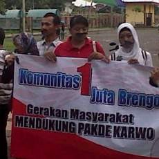 Pendukung KarSa di Pasuruan Bagi-bagi Brengos