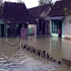Rumah dan Sekolah Terendam Banjir Akibat Tanggul Sungai Jebol