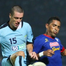 Arema Taklukkan Persela 2-0