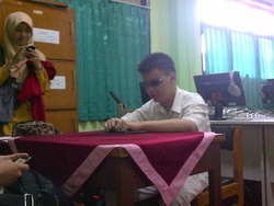 Andri Tuna Netra di SMA 112 Panik Lembar Jawaban Braille Tak Tersedia