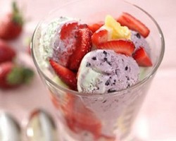 Segarnya Sundae yang Pas Dinikmati Siang Hari