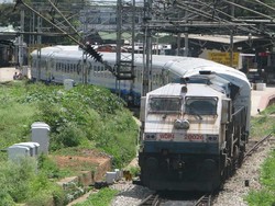 Makanan di Kereta Api India, Campur Kain Pel Sampai Kecoa
