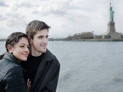 4 Cara Kembali Romantis Bersama Pasangan dengan Traveling