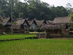 Siapa Sangka, di Kampung Naga Sudah Ada Handphone