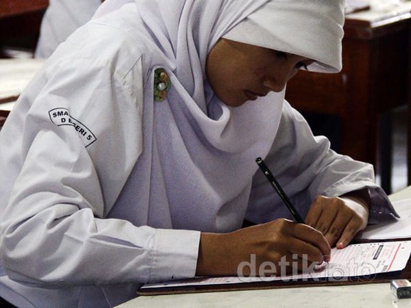 Hari Ini Siswa SMA Laksanakan UN Hari Ini Siswa SMA Laksanakan UN